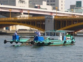 写真　隅田川蔵前橋付近清掃風景