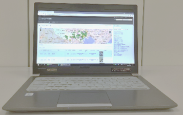 情報通信技術（ICT）を活用した道路管理　レスキュー・ナビゲーション　左：携帯電話　　右：パソコン本体の写真