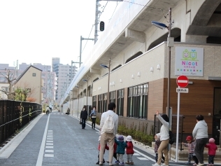 高架下活用の事例の保育所の写真