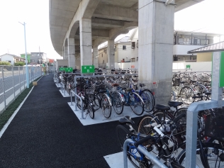 高架下活用の事例の駐輪場の写真