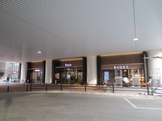 高架下活用の事例の商業施設[2]の写真