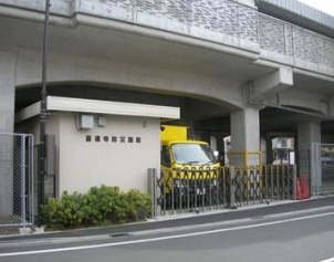 高架下活用の事例の防災倉庫の写真