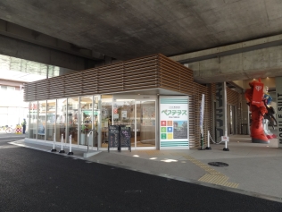 高架下活用の事例の観光発信施設の写真