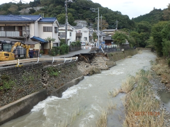 南浅川護岸被災後の写真
