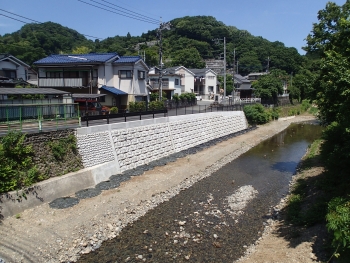南浅川護岸復旧後の写真